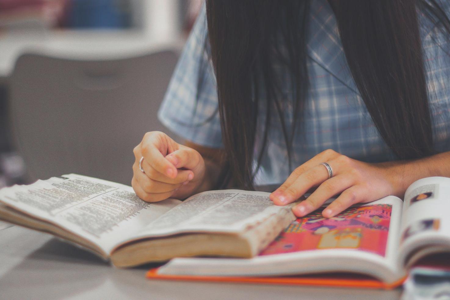 Vzdělávací materiály a finanční dokumenty